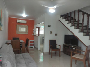 Casa em condomínio- Astúrias & Tombo no Guarujá- 2 quartos, quintal e churrasqueira!